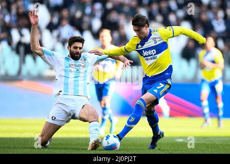 Torino, Italia. 20 marzo 2022. Il Dusan Vlahovic della Juventus FC è affrontato da Federico Fazio della Salernitana americana durante la partita di calcio della serie A tra la Juventus FC e la Salernitana americana. Credit: Nicolò campo/Alamy Live News Foto Stock