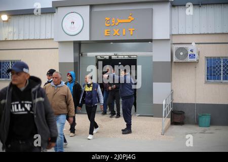 Gli operai palestinesi partono dalla parte palestinese alla parte israeliana a Beit Hanun, nella striscia settentrionale di Gaza, attraverso l'attraversamento di Erez. Gli operai palestinesi lasciano Beit Hanun nella striscia settentrionale di Gaza attraverso il valico di Erez per andare a lavorare in Israele, le autorità israeliane hanno detto che la settimana scorsa saranno ammessi altri 2.000 gazani in Israele a lavorare, portando il totale delle autorizzazioni a 12.000. Ciò è conforme all'intesa tra Hamas e Israele, che è stata sponsorizzata dall'Egitto e dal Qatar dopo la guerra scoppiata nel maggio 2021, tra Israele e Hamas nella striscia di Gaza. Foto Stock