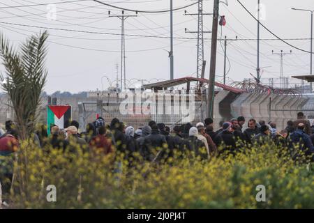 Gli operai palestinesi partono dalla parte palestinese alla parte israeliana a Beit Hanun, nella striscia settentrionale di Gaza, attraverso l'attraversamento di Erez. Gli operai palestinesi lasciano Beit Hanun nella striscia settentrionale di Gaza attraverso il valico di Erez per andare a lavorare in Israele, le autorità israeliane hanno detto che la settimana scorsa saranno ammessi altri 2.000 gazani in Israele a lavorare, portando il totale delle autorizzazioni a 12.000. Ciò è conforme all'intesa tra Hamas e Israele, che è stata sponsorizzata dall'Egitto e dal Qatar dopo la guerra scoppiata nel maggio 2021, tra Israele e Hamas nella striscia di Gaza. Foto Stock