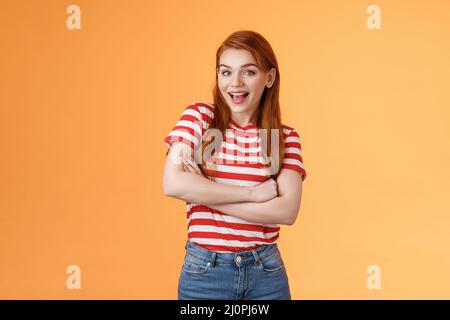 Eccitata ragazza allegra zenzero lungo naturale capelli rossi bocca aperta sorriso entusiasta, croce braccia petto, volentieri reagire interessante stupore Foto Stock