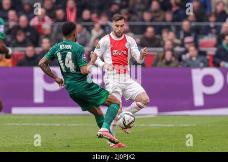 AMSTERDAM, PAESI BASSI - 20 MARZO: Reiss Nelson di Feyenoord Rotterdam, Nicolas Tagliafico di Ajax durante la partita olandese Erevisione tra AFC Ajax e Feyenoord alla Johan Cruijff Arena il 20 marzo 2022 ad Amsterdam, Paesi Bassi (Foto di Peter Lous/Orange Pictures) Foto Stock