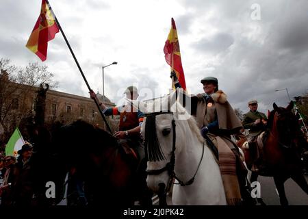 Madrid, spagnolo. 20th Mar 2022. Madrid, Spagna; 20.03.2022.- migliaia di agricoltori, allevatori e cacciatori provenienti da tutta la Spagna dimostrano a Madrid di reclamare un futuro per il mondo rurale e criticare le politiche governative. Richiedono la conformità con la Legge sulla catena alimentare. Credit: Juan Carlos Rojas/dpa/Alamy Live News Foto Stock