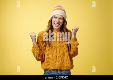 Sì, fortunato. Satsified complished attraente celebrando la giovane donna che vince la lotteria sensibilità impressionante clench ha sollevato i pugni vic Foto Stock