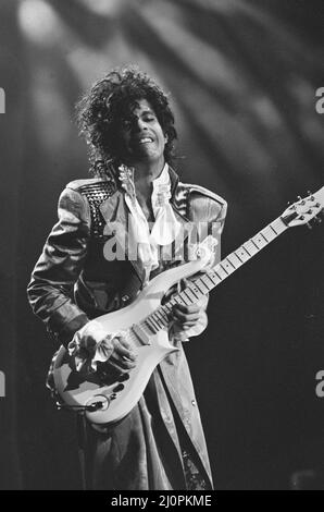 Prince si esibisce sul palco alla Joe Louis Arena, Chicago, 11th novembre 1984. Tour della pioggia viola Foto Stock