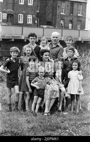 Gordon Gillick con la moglie Victoria Gillick e i loro dieci figli a casa a Wisbech, Cambridgeshire. I figli sono Clementine (1), Ambrogio (3), Sarah (5), Gabriel (6), Jessie (9), James (11), Theo (11), Hannah (12), Beatrice (13) e Benedetto (15). 25th luglio 1983. Foto Stock