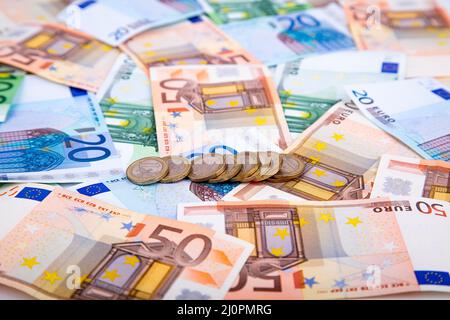 Sfondo delle banconote e delle monete in euro di diverse denominazioni da vicino Foto Stock