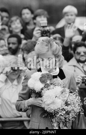 S.A.R. la Principessa Diana, la Principessa del Galles, visita la casa del Dr. Barnados a East Ham, Londra. La principessa ha un nuovo stile per i capelli per l'occasione. La principessa è diventata di recente una madre per il 2nd, dopo aver dato alla luce il principe Harry nel settembre immagine presa 8th novembre 1984 Foto Stock