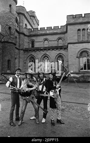 Slade (Don Powell, Noddy Holder, Jim Lea e Dave Hill) ha girato un nuovo video al castello di Eastnor, vicino a Ledbury. 26th gennaio 1984. Foto Stock