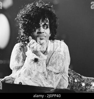 Prince si esibisce sul palco alla Joe Louis Arena, Chicago, 11th novembre 1984. Tour della pioggia viola Foto Stock