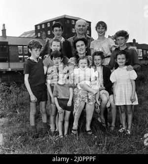 Gordon Gillick con la moglie Victoria Gillick e i loro dieci figli a casa a Wisbech, Cambridgeshire. I figli sono Clementine (1), Ambrogio (3), Sarah (5), Gabriel (6), Jessie (9), James (11), Theo (11), Hannah (12), Beatrice (13) e Benedetto (15). 25th luglio 1983. Foto Stock