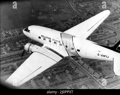 Un aereo Douglas DC3 Dakota dell'unità di controllo dell'inquinamento marino, partecipa a un disastro simulato della petroliera al largo della foce del fiume Tyne mentre opera temporaneamente dall'aeroporto di Sunderland. 14th luglio 1983 Foto Stock