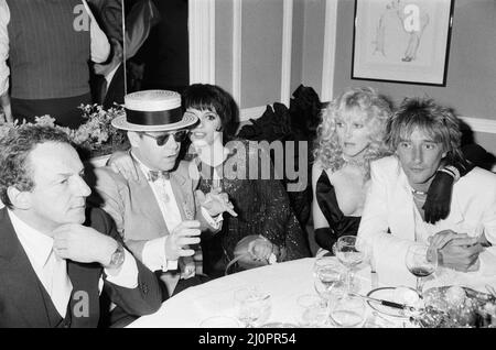 Elton John, Liza Minnelli, Alana Stewart e Rod Stewart sono raffigurati all'elefante bianco per celebrare lo spettacolo notturno di apertura di Liza Minnelli a Londra. 17th maggio 1983. Foto Stock