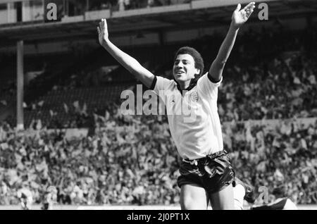 Inghilterra contro Olanda Schoolboy International al Wembley Stadium, sabato 9th giugno 1984. Mark Burke di Aston Villa segna un cappello-trucco. Foto Stock