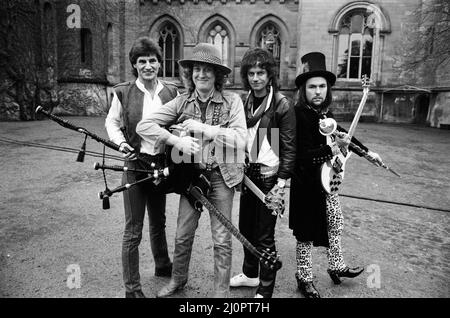 Slade (Don Powell, Noddy Holder, Jim Lea e Dave Hill) ha girato un nuovo video al castello di Eastnor, vicino a Ledbury. 26th gennaio 1984. Foto Stock