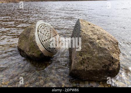 Primo piano di 100 anni pietra Derwent acqua, il National Trust Centenary Stone da Keswick Foto Stock