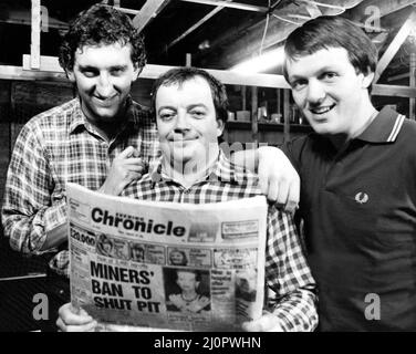 Le stelle del programma televisivo di successo Auf Wiedersehen, PET - da sinistra a destra - Jimmy Nail, Tim Healy e Kevin Whatley leggendo una copia del Newcastle Chronicle 12 marzo 1984. Foto Stock