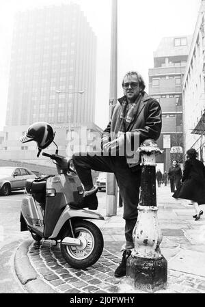 Frank Mawdsley, bassista del gruppo rock di Liverpool Flock of Seagulls, si pone accanto al suo scooter Yamaha Beluga fuori dal Liverpool Daily Post and Echo Building. Luglio 1983. Foto Stock