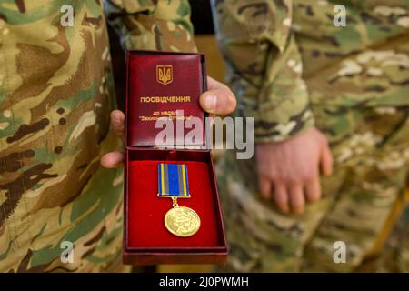 Il presidente ucraino Volodymyr Zelenskyy ha premiato I combattenti DEL CORD che proteggono gli ucraini e mantengono la legge e l'ordine nelle condizioni dell'invasione russa. Foto Stock