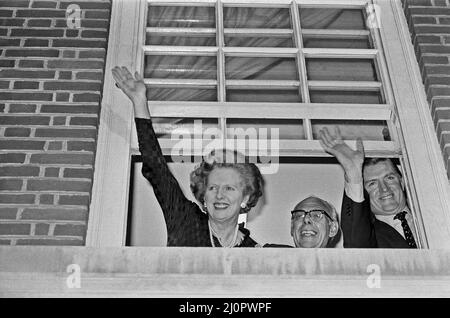 Il primo ministro Margaret Thatcher, con il marito Denis e il presidente del partito conservatore Cecil Parkinson festeggia presso la sede del partito dopo aver vinto le elezioni generali. 10th giugno 1983 Foto Stock