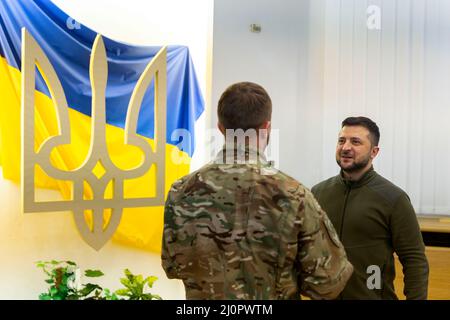 Il presidente ucraino Volodymyr Zelenskyy ha premiato I combattenti DEL CORD che proteggono gli ucraini e mantengono la legge e l'ordine nelle condizioni dell'invasione russa. Foto Stock