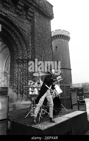 Dave Hill of Slade filma un nuovo video al castello di Eastnor, vicino a Ledbury. 26th gennaio 1984. Foto Stock