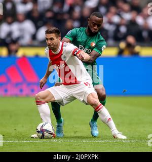 AMSTERDAM, PAESI BASSI - MARZO 20: Dusan Tadic di Ajax, Lutsharel Geertruida di Feyenoord Rotterdam durante la partita olandese Eredivie tra AFC Ajax e Feyenoord alla Johan Cruijff Arena il 20 Marzo 2022 ad Amsterdam, Paesi Bassi (Foto di Pieter van der Woude/Orange Pictures) Foto Stock