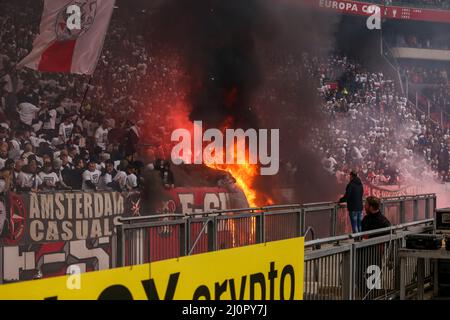 AMSTERDAM, PAESI BASSI - 20 MARZO: Fuoco allo stadio durante la partita olandese Eredivie tra AFC Ajax e Feyenoord alla Johan Cruijff Arena il 20 marzo 2022 ad Amsterdam, Paesi Bassi (Foto di Pieter van der Woude/Orange Pictures) Foto Stock