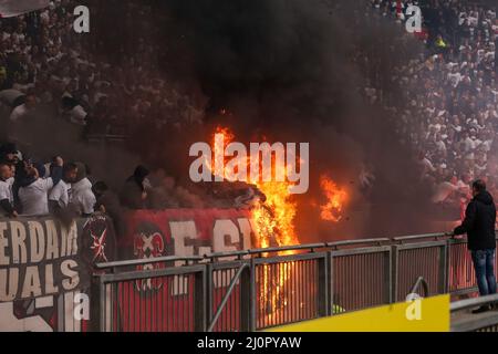 AMSTERDAM, PAESI BASSI - 20 MARZO: Fuoco allo stadio durante la partita olandese Eredivie tra AFC Ajax e Feyenoord alla Johan Cruijff Arena il 20 marzo 2022 ad Amsterdam, Paesi Bassi (Foto di Pieter van der Woude/Orange Pictures) Foto Stock