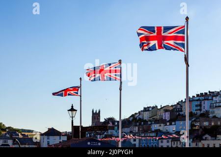 BRIXHAM, DEVON, UK - LUGLIO 28 : tre bandiere di Union Jack a Brixham Harbour Devon il 28 Luglio 2012 Foto Stock