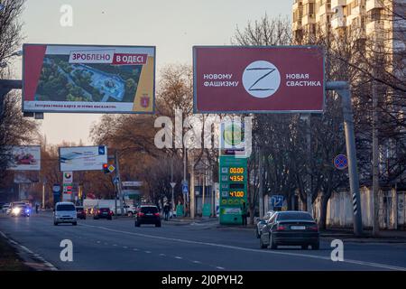 15 marzo 2022: ODESA, UCRAINA - 'nuovo fascismo - Nuova Svastika.' Affissioni attraverso Odesa inviare un messaggio a Putin e forze russe: I preparativi continuano nella città portuale di Odessa, Ucraina, mentre le forze militari russe si mobilitano nel Mar Nero e intorno alla città all'interno del confine ucraino. Più di tre milioni di persone sono fuggiti dall'Ucraina nei paesi vicini da quando la Russia ha lanciato un'invasione su larga scala del paese il 24 febbraio. (Foto di Michael Nigro/Sipa USA) Foto Stock