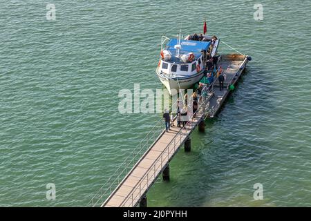 Imbarcazione da diporto operativo da allume Bay agli aghi dell' Isola di Wight Foto Stock