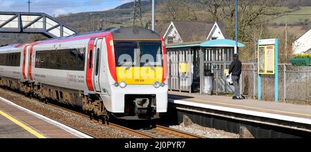 Pontyclun, Galles - Marzo 2022: Treno passeggeri diesel operato da trasporto per il Galles che arriva alla stazione ferroviaria nel villaggio di Pontyclun Foto Stock