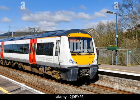 Pontyclun, Galles - Marzo 2022: Treno passeggeri diesel operato da trasporto per il Galles alla stazione ferroviaria nel villaggio di Pontyclun Foto Stock