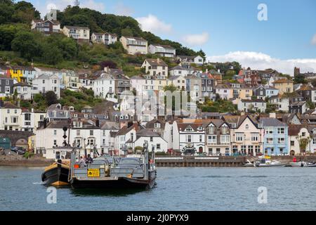 KINGSWEAR, DEVON/UK - 28 Luglio : Vista di thr Kingswear a Dartmouth traghetto per auto nel Devon sulla luglio 28, 2012. Persone non identificate Foto Stock