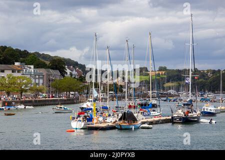 DARTMOUTH, DEVON, Regno Unito - LUGLIO 29 : Vista delle barche sul fiume Dart a Dartmouth, Devon il 29 Luglio 2012. Persone non identificate Foto Stock