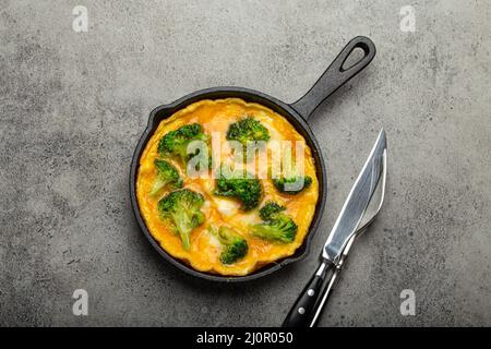 Frittata sana con broccoli in ghisa vista dall'alto Foto Stock