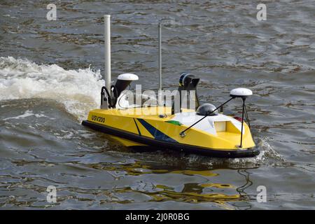 GEOD's BALI USV200 Uncrewed Surface Vessel (USV) operante nel Royal Victoria Dock a Londra Est durante l'evento commerciale Oceanology International 22 Foto Stock