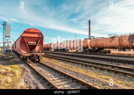 Stazione ferroviaria con treni Freight Foto Stock