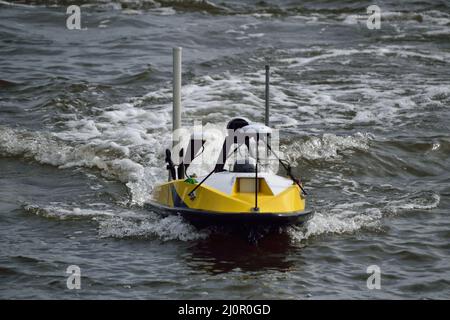 GEOD's BALI USV200 Uncrewed Surface Vessel (USV) operante nel Royal Victoria Dock a Londra Est durante l'evento commerciale Oceanology International 22 Foto Stock