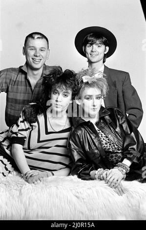 Il team di relatori per il nuovo show televisivo 'The Tube', Muriel Gray, Michel Cremona, Nick Laird-Clowes e Gary James. 16th gennaio 1983. Foto Stock