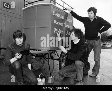 Stockton Preston Hall Museum. 12th gennaio 1984. l-r Nigel Alexander, Ivor Jenkinson e Brian Hope, hanno appena completato il lavoro su un impressionante set di sei carrelli a mano da esporre al Preston Hall Museum, Yarm Road, Preston Park, Stockton on on Tees. Il trio, su un piano della Manpower Services Commission, costituisce il team di restauro dei musei e dispone di decine di attrezzature su cui lavorare. Foto Stock