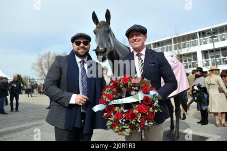 L2R Sam Clayton e Dave Marlow posano una corona in memoria di Best Mate che ha vinto la Gold Cup tre volte, il suo primo nel 2002, vent'anni fa. Dave è l Foto Stock