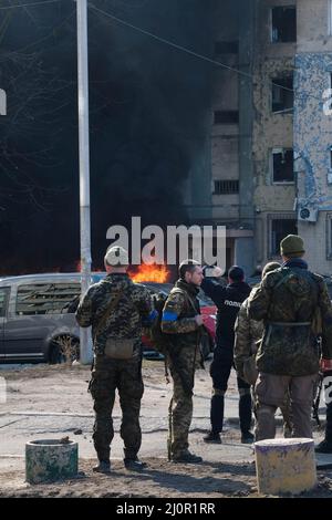 Kiev, Ucraina. 20th Mar 2021. Soldati e polizia esaminano le conseguenze di un atterraggio missilistico vicino a un edificio residenziale dopo essere stati uccisi dal cielo nel quartiere Bilychi a Kiev. Un missile è stato ucciso dal cielo e sbarcato vicino a un edificio residenziale nel quartiere di Bilychi a Kiev, Ucraina causando danni agli edifici e lesioni ai residenti. Credit: SOPA Images Limited/Alamy Live News Foto Stock