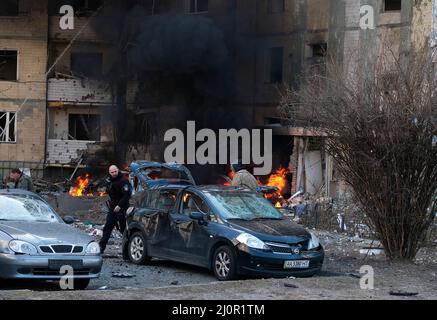 Kiev, Ucraina. 20th Mar 2021. Soldati e polizia esaminano le conseguenze di un atterraggio missilistico vicino a un edificio residenziale dopo essere stati uccisi dal cielo nel quartiere Bilychi a Kiev. Un missile è stato ucciso dal cielo e sbarcato vicino a un edificio residenziale nel quartiere di Bilychi a Kiev, Ucraina causando danni agli edifici e lesioni ai residenti. Credit: SOPA Images Limited/Alamy Live News Foto Stock