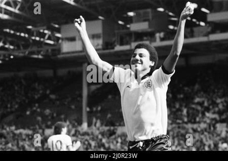 Inghilterra contro Olanda Schoolboy International al Wembley Stadium, sabato 9th giugno 1984. Mark Burke di Aston Villa segna un cappello-trucco. Foto Stock