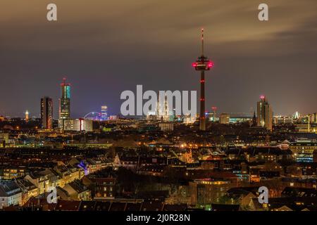 Il paesaggio urbano di Colonia di notte Foto Stock