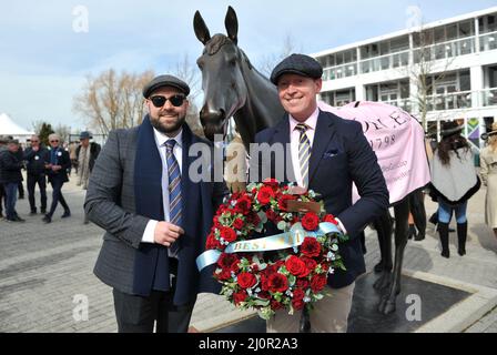 L2R Sam Clayton e Dave Marlow posano una corona in memoria di Best Mate che ha vinto la Gold Cup tre volte, il suo primo nel 2002, vent'anni fa. Dave è l Foto Stock