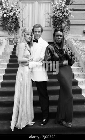 A View to a Kill 1984 James Bond film, Photocall Outside the Chateau de Chantilly in Francia, Giovedi 16th agosto 1984, Tanya Roberts come Stacey Sutton, Roger Moore come James Bond, MI6 agente 007 e Grace Jones come May Day. Foto Stock