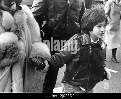 Yoko Ono e suo figlio Sean Lennon visitano Liverpool.in questa visita del 1984, vanno a Strawberry Fields, la casa dei bambini dell'Esercito della salvezza, e visitano anche la vicina casa d'infanzia di John Lennon, al 251 Menlove Avenue, Woolton, un sobborgo di Liverpool. L'indirizzo è 251 Menlove Avenue, Woolton, Liverpool, L25 7SA. La casa è stata chiamata Mendips, dopo la Casa dei Mendips ed è ora un edificio classificato di grado II conservato dal National Trust. John Lennon ha tratto ispirazione da Strawberry Fields, per scrivere la sua iconica canzone Strawberry Fields Forever del 1967. Foto scattata il 24th gennaio 1984 Foto Stock