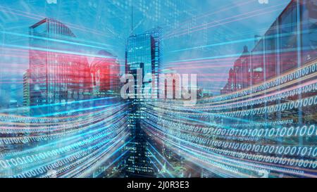 Città futuristica, trasformazione dei dati, big data, IoT, flusso di dati, internet delle cose Foto Stock